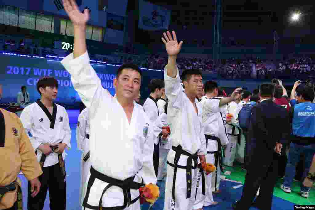 국제태권도연맹(ITF) 북한 태권도시범단원들이 30일 전북 무주군 태권도원 T1 경기장에서 열린 2017 WTF 세계태권도선수권대회 폐막식에서 관중들에게 손을 흔들어 인사하고 있다. 