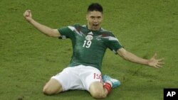 Oribe Peralta merayakan gol tunggal yang membawa kemenangan Meksiko atas Kamerun dengan skor 1-0, Jumat (13/6). 