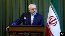 Ngoại trưởng Iran Mohammad Javad Zarif lắng nghe một câu hỏi trong cuộc họp báo tại Tehran, ngày 17/10/2015.