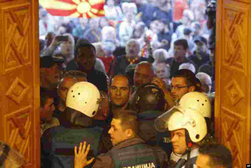 Police try to block protestors as they enter into the parliament building in Skopje, Macedonia, April 27, 2017. Scores of protesters have broken through a police cordon and entered Macedonian parliament to protest the election of a new speaker despite a m