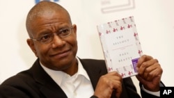 Penulis Amerika Paul Beatty berpose di London setelah mendapatkan penghargaan Man Booker Prize 2016 untuk karya fiksi atas bukunya "The Sellout" di London (25/10). (AP/Alastair Grant)