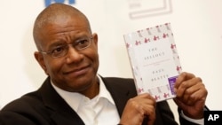  Paul Beatty, from the United States, wins the 2016 Man Booker Prize for fiction for his book "The Sellout" in London, Oct. 25, 2016.