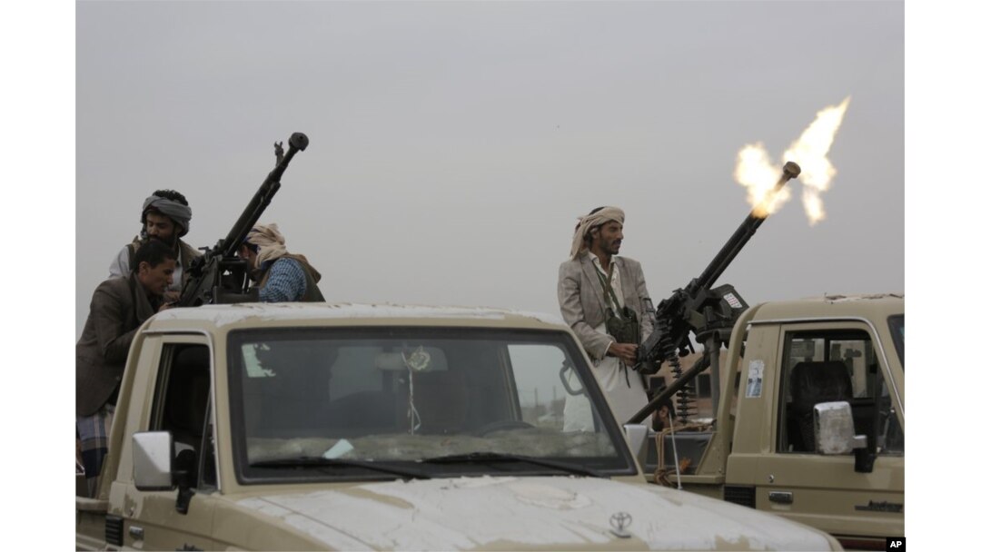 Pejuang pemberontak Houthi menembakkan senapannya ke udara selama berlangsungnya pertemuan yang bertujuan memobilisasi lebih banyak pejuang untuk gerakan Houthi, di Sanaa, Yaman, Kamis, 1 Agustus 2019.