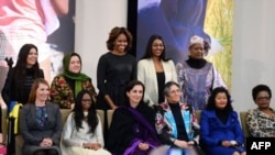 La primera dama Michelle Obama, al centro de pie, posa junto a las merecedoras del premio Mujeres de Valor 2014.