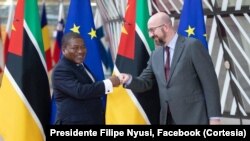 Presidente Filipe Nyusi (esq) e presidente do Conselho Europeu, Charles Michel (dir), em Bruxelas