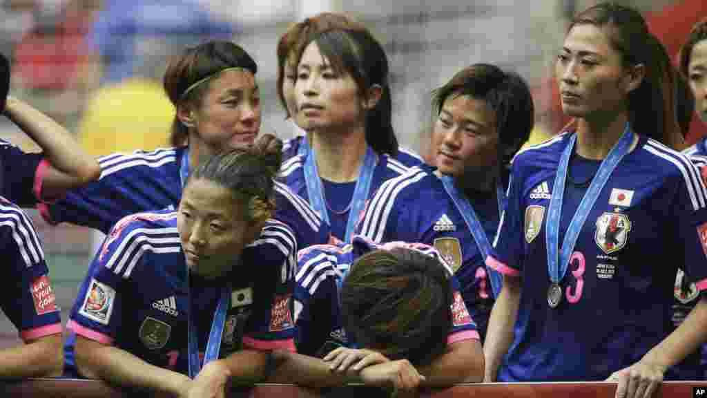 Les joueuses de l&#39;équipe nationale féminine du Japon, déçues, attendent la remise des médailles et du trophée après&nbsp;leur défaite 5-2 face aux États-Unis en match de finale de la Coupe du Monde Féminine de la FIFA à Vancouver, Colombie-Britannique, le Canada, le dimanche 5 juillet 2015.