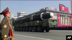 北韓閱兵式上展示的導彈(資料照片)