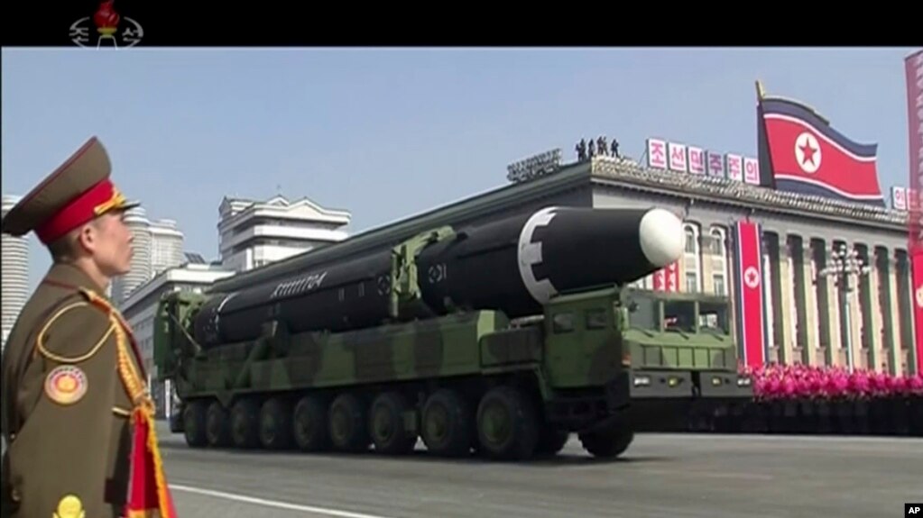 朝鲜阅兵式上展示的导弹(资料照片)(photo:VOA)
