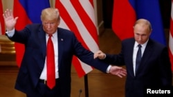 Reaksi Presiden AS Donald Trump dan Presiden Rusia Vladimir Putin pada akhir acara konferensi pers bersama di Helsinki, Finlandia, 16 Juli 2018.
