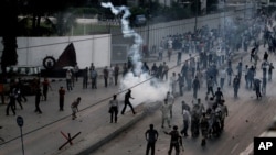 9月16日卡拉奇美国领事馆外，示威民众与警方发生冲突