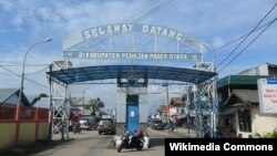 Gerbang selamat datang di Kabupaten Penajam Paser Utara (dari arah pelabuhan feri Balikpapan), 22 April 2011. (Foto: Ezagren/wikipedia)