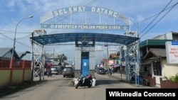 Gerbang selamat datang di Kabupaten Penajam Paser Utara (dari arah pelabuhan feri Balikpapan). (Foto: Wikipedia)