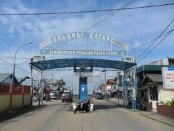 Gerbang selamat datang di Kabupaten Penajam Paser Utara (dari arah pelabuhan feri Balikpapan), 22 April 2011. (Foto: Ezagren/wikipedia)