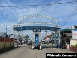 Gerbang selamat datang di Kabupaten Penajam Paser Utara (dari arah pelabuhan feri Balikpapan), 22 April 2011. (Foto: Ezagren/wikipedia)