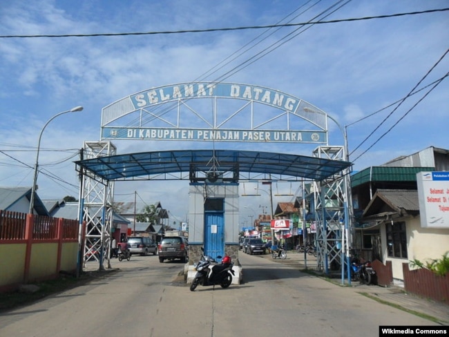 Gerbang selamat datang di Kabupaten Penajam Paser Utara (dari arah pelabuhan feri Balikpapan), 22 April 2011. (Foto: Ezagren/wikipedia)