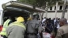 Pessoas socorrendo uma vitima do atentado esta manha contra a sede das Nações Unidas na Nigéria