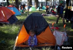 Pilagro Núñez, una niña migrante de Honduras de dos años de edad, parte de una caravana de miles de personas que viajan desde América Central hacia Estados Unidos, descansa en su tienda de campaña en un campamento improvisado en la Ciudad de México, México, 6 de noviembre de 2018. REUTERS / Hannah McKay.