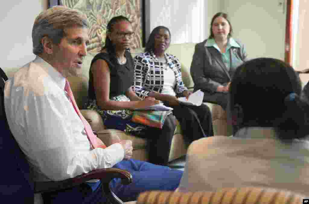 Waziri wa mambo ya nchi za nje wa Marekani John Kerry akikutana na viongozi wa asasi za kiraia nyumbani kwa balozi wa Marekani mjini Luanda, Angola, May 4, 2014.