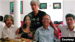 Từ trái: Bảo Ninh, Đỗ Hoàng Diệu, Phạm Xuân Nguyên (đứng), Nguyễn Tường Thiết, Nguyễn Huy Thiệp (24-7-2006).