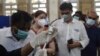 پاکستان میں کرونا وبا کی صورتِ حال پر نظر رکھنے والے ادارے نیشنل کمانڈ اینڈ آپریشن سینٹر (این سی او سی ) کے فیصلے کے مطابق ملک میں ویکسی نیشن کا عمل سہہ جہتی حکمتِ عملی کے تحت جاری ہے۔ (فائل فوٹو)