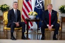 Presiden AS Donald Trump bersama Sekjen NATO, Jens Stoltenberg di Winfield House, London, Selasa, 3 Desember 2019.