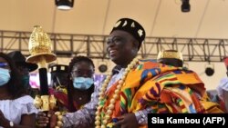 Le candidat à la présidentielle ivoirienne Kouadio Konan Bertin, en tenue de chef traditionnel, sourit à ses partisans lors de son investiture au Palais de la Culture d'Abidjan le 4 octobre 2020.