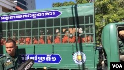 រូបឯកសារ៖ យុវជន​គង់​ រ៉ៃយ៉ា (កំពុងលើកដៃ)​ ស្ថិត​ក្នុង​រថយន្ត​ដឹក​អ្នកទោស​ពី​ពន្ធនាគារ​ព្រៃស មក​កាន់​សាលាដំបូង​រាជធានី​ភ្នំពេញ​ ថ្ងៃទី​២៦ ខែ​វិច្ឆិកា​ ឆ្នាំ​២០១៩។ (ហ៊ុល រស្មី/VOA)
