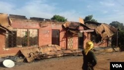 Une habitante de Kumbo, en zone anglophone devant sa maison incendiée, le 6 décembre 2018. (VOA/Ministère de la défense)