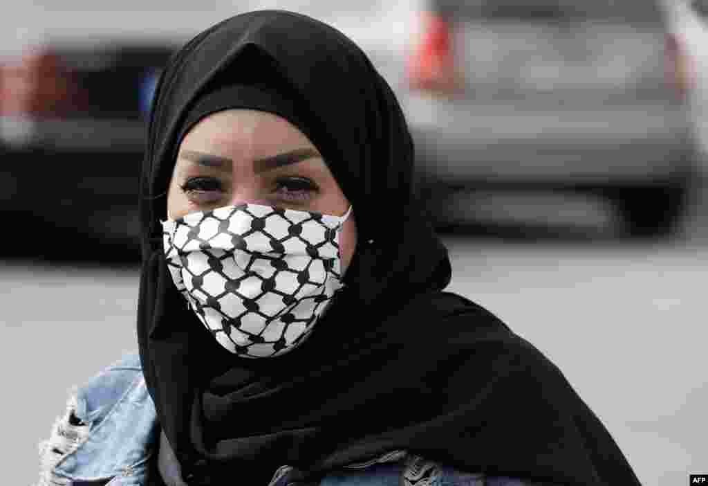 لبنان میں خواتین کے لیے کپڑوں یا اسکارف کے ڈیزائن&nbsp; جیسے ماسک بڑے پیمانے پر تیار کیے جا رہے ہیں۔ &nbsp; 