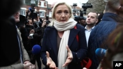 Lãnh đạo Mặt trận quốc gia Pháp Marine Le Pen phát biểu trước truyền thông trước khi bỏ phiếu tại Henin-Beaumont, ngày 6/12/2015.