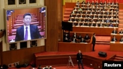 中国政协年会2019年3月3日）在北京人大会堂开幕时会场屏幕显示中国领导人习近平出席会议的图像。