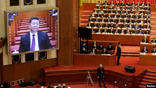 中国政协年会2019年3月3日）在北京人大会堂开幕时会场屏幕显示中国领导人习近平出席会议的图像。