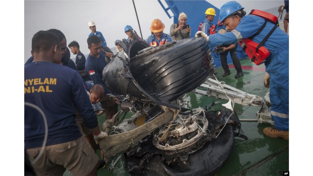 Rescuers use crane to retrieve part of the landing gears of the crashed Lion Air jet from the sea floor in the waters of Tanjung Karawang, Indonesia, Sunday, Nov. 4, 2018.