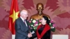Thượng Nghị sĩ Hoa Kỳ Patrick Leahy và Chủ tịch QH Nguyễn Thị Kim Ngân, hôm 18/4/2019 tại Hà Nội. Photo VNA