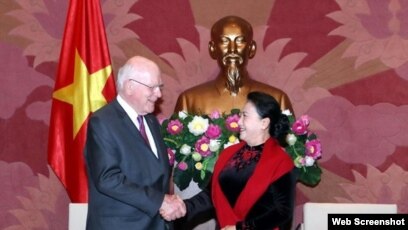Thượng Nghị sĩ Hoa Kỳ Patrick Leahy và Chủ tịch QH Nguyễn Thị Kim Ngân, hôm 18/4/2019 tại Hà Nội. Photo VNA