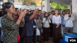 Opposition CNRP's supporters gather at the party's headquarter in Phnom Penh to show their support to Kem Sokha as the court hear the appeal of his alleged sex scandal case, Phnom Penh, Cambodia, Friday September 9, 2016. (Photo: Leng Len/VOA Khmer) ​​​