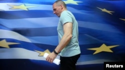 Menteri Keuangan Yunani Yanis Varoufakis tiba untuk memberikan pernyataan di Athena, Yunani, 5 Juli 2015.