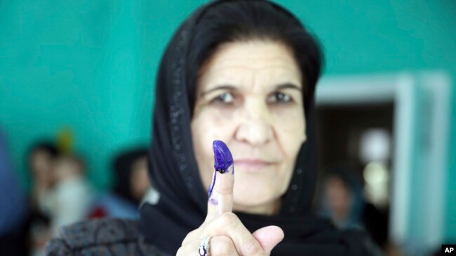  一位刚投完票的阿富汗妇女
