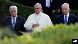 El papa Francisco camina junto a Shimon Perez (derecha) y Mahmoud Abbas, en el Vaticano.