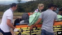 Des médecins turcs transportent une survivante d'un navire chaviré dans un hôpital de Kocaeli, en Turquie, le 22 septembre 2017.