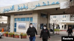 Para pengunjung Rumah Sakit Rafik Hariri, yang merawat pasien pertama yang terkena virus korona di Lebanon, mengenakan masker untuk tindakan prefentif, 21 Februari 2020. 