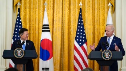 Tổng thống Joe Biden phát biểu trong một cuộc họp báo chung với Tổng thống Hàn Quốc Moon Jae-in, trong Phòng Đông của Nhà Trắng, ngày 21 tháng 5, 2021, ở Washington.