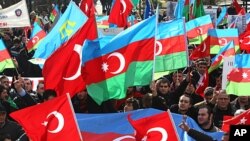 People wave Turkish and Azerbaijan flags as they gather in Ankara on to commemorate the 20th anniversary of one of the bloodiest incidents of Azerbaijan's war with Armenia over disputed Nagorny Karabakh, FILE February 26, 2012.