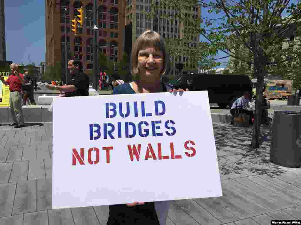 Une manifestante anti-Trump, Public Square, Cleveland, le 19 juillet 2016 (VOA/Nicolas Pinault)