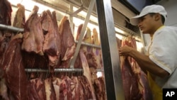 Một công nhân xẻ thịt tại một lò mổ ở Brasilia, Brazil, ngày 20/3/2017. Châu Âu cũng đã ban hành lệnh cấm với các sản phẩm thịt nhập từ Brazil.