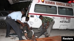 Cảnh sát Somalia di chuyển một nạn nhân từ một vụ đánh bom tự sát tại nhà hàng Village ở Mogadishu, 20/9/2012