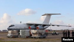新疆及喀什地區地理位置圖12月15日，工人們在巴格達以北的一個機場往運輸機上裝載為敘利亞家庭提供的人道救援物資