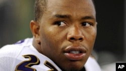 Bintang klub Baltimore Ravens, running-back Ray Rice diskors untuk waktu yang tak terbatas oleh liga NFL (foto: dok).