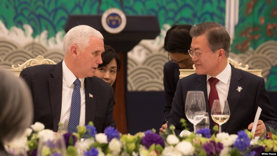 El vicepresidente de EE.UU., Mike Pence (izquierda) y asistió a una cena con el presidnete de Corea del Sur, Moon Jae-in en Seúl el 8 de febrero de 2018.