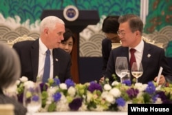 미국 평창올림픽 대표단을 이끌고 방한한 마이크 펜스 부통령이 문재인 한국 대통령과 8일 청와대 만찬에서 대화하고 있다.